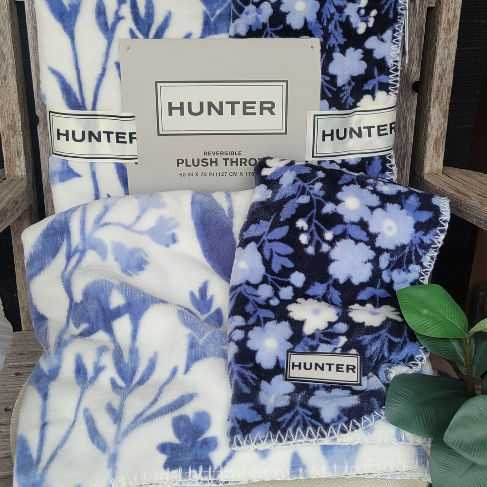 Hunter Blue and White Floral Plush Throw - Picture 2 of 4
